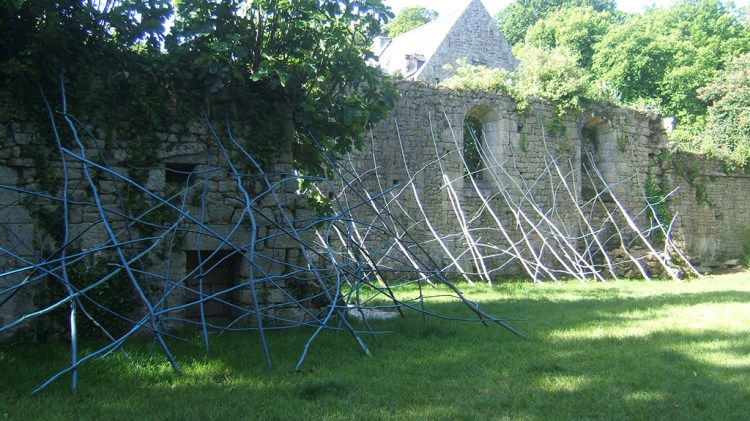 Grande installation adossée à un vieux mur de pierre. 