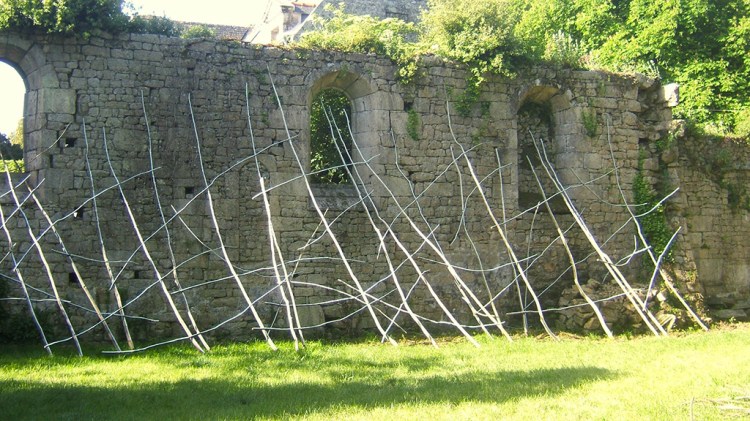Grande installation adossée à un vieux mur de pierre. 