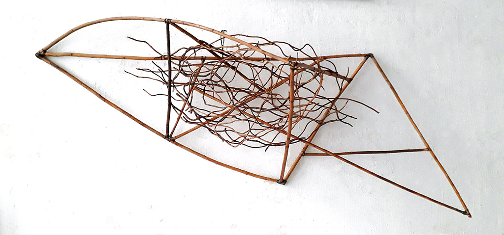 Sculpture d'Anne Mangeot sous forme de panneau mural en 3D avec des rythmes créés par des branches graphiques plus ou moins droites ou tortueuses.