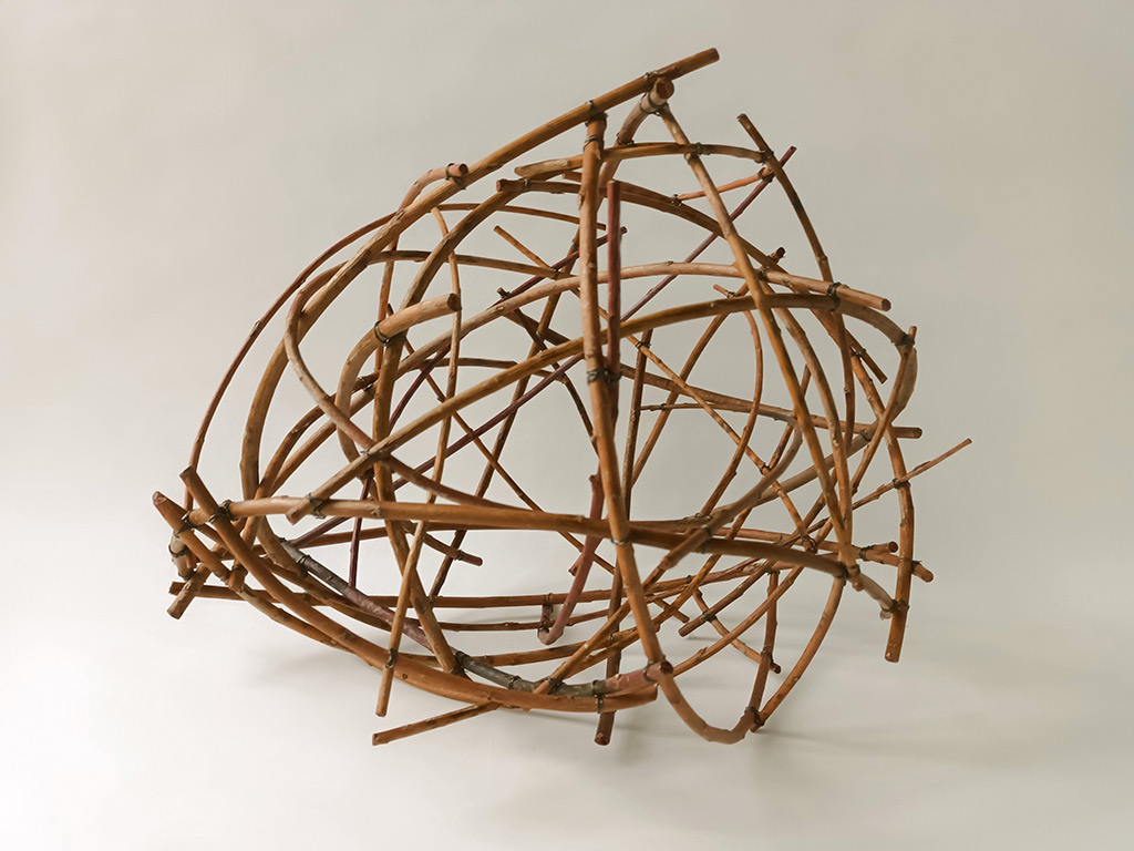 Sculpture d'Anne Mangeot très graphique réalisée à base de branches.