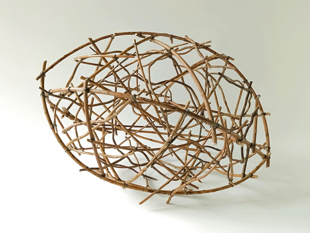 Sculpture d'Anne Mangeot en forme d'oeuf, ajourée et réalisée à base de branches.