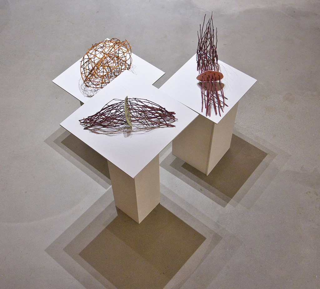 Photo prise du dessus de trois oeuvres de l'artiste Anne Mangeot lors d'une exposition.