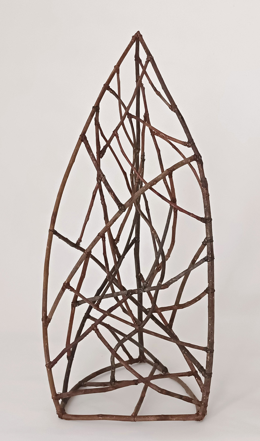 Sculpture d'Anne Mangeot auto-portante et verticale, pointue en haut, avec des courbes et des lignes