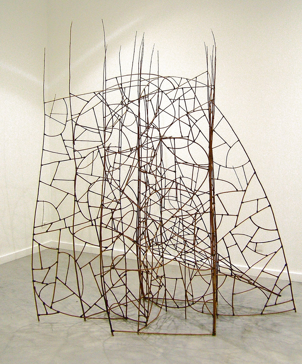 Grande sculpture aérienne d'Anne Mangeot réalisée en branchage.