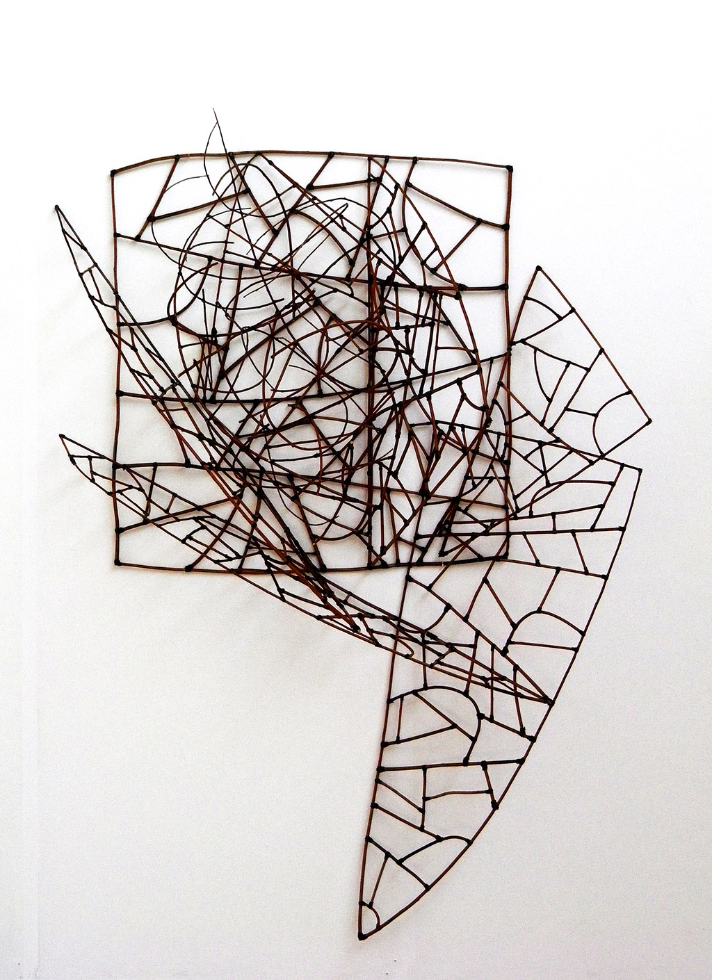 Sculpture à la structure complexe faite de branches par Anne Mangeot, plusieurs formes géométriques se superposent.