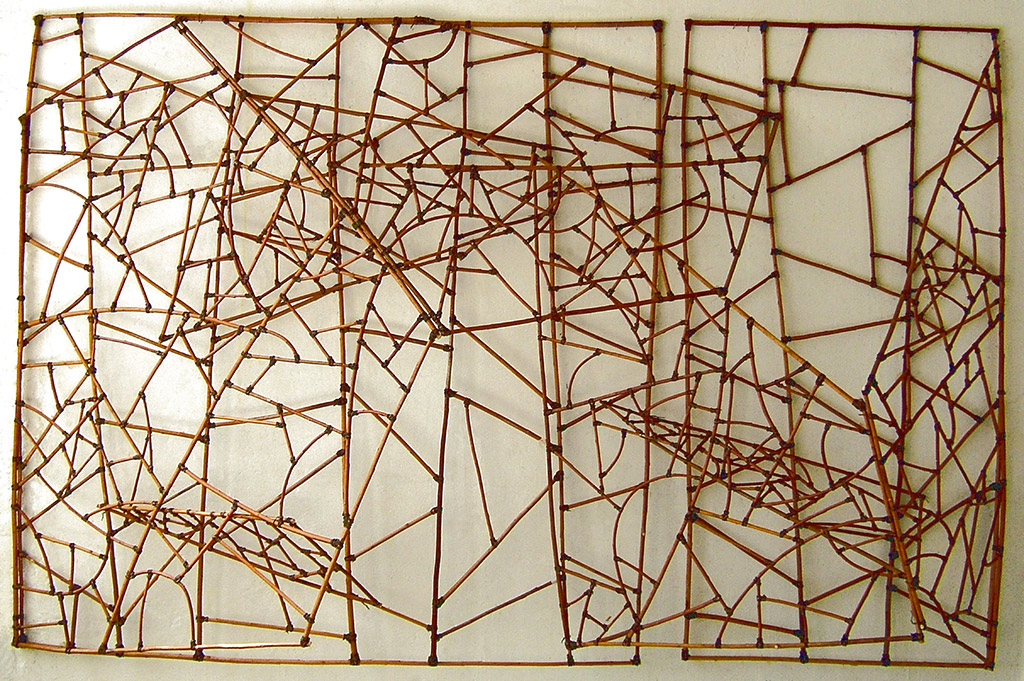 Panneau rectangulaire d'une sculpture pliable, réalisée en branchages par Anne Mangeot. Motifs ajourés et géométriques.