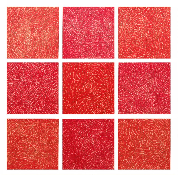 Gravure abstraite d’Anne Mangeot, composition en neufs panneaux dans les tons rouges avec motifs organiques. 
