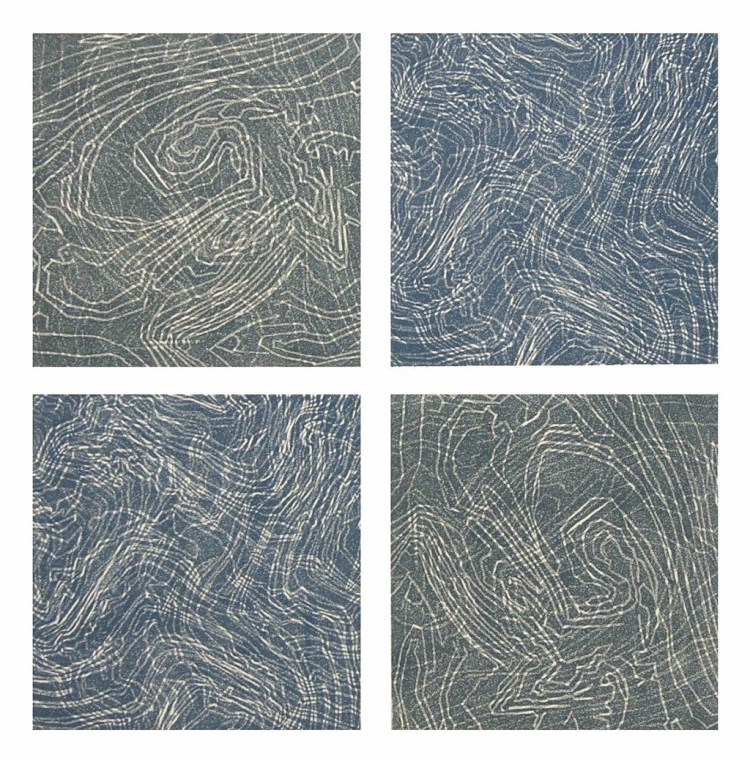 Gravure abstraite de l'artiste Anne Mangeot, composition en quatre panneaux dans les tons bleus avec motifs organiques plus clairs. 