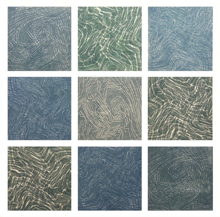 Gravure abstraite de l'artiste Anne Mangeot, composition en neuf panneaux dans les tons bleus avec motifs organiques superposés. 