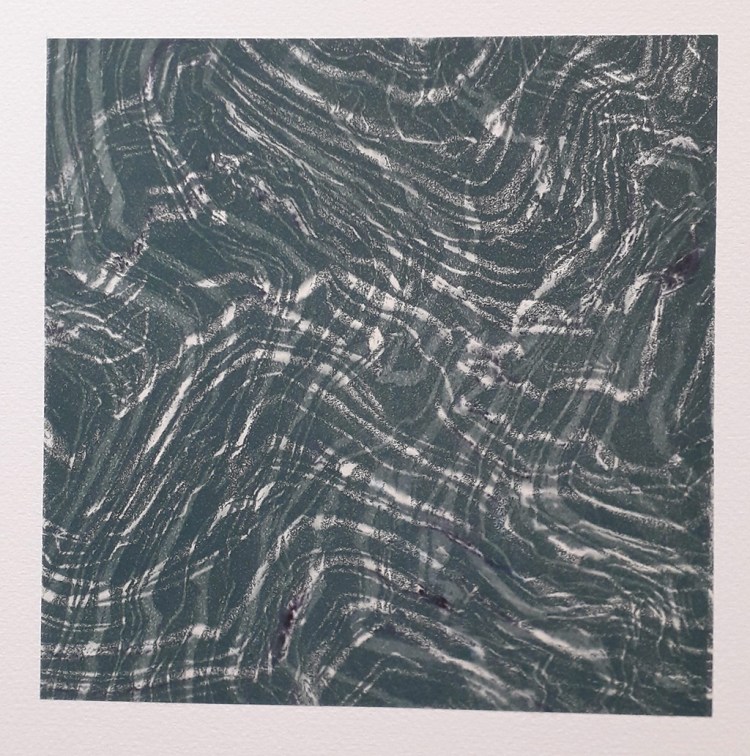 Gravure de l'artiste Anne Mangeot, des traits graphiques clairs ondulent sur une surface grise.