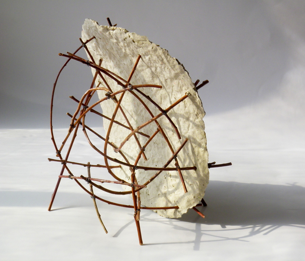 Sculpture d'Anne Mangeot en bois sous forme de branche et en papier.