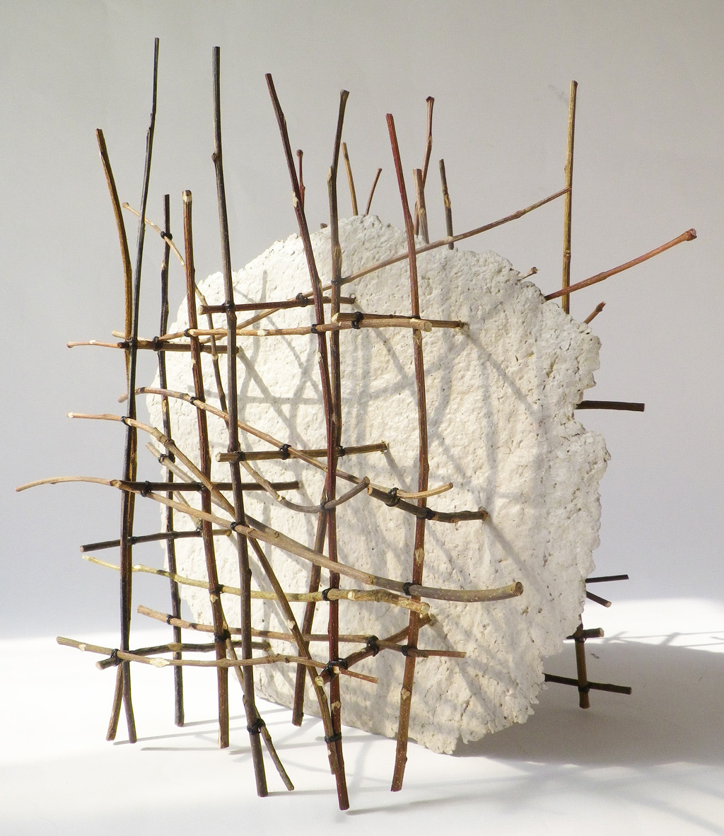 Sculpture d'Anne Mangeot en bois sous forme de branche et en papier.