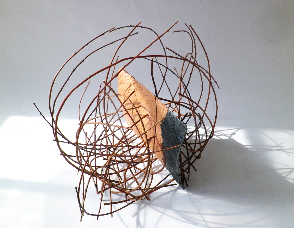 Sculpture d'Anne Mangeot en bois sous forme de branche et en papier coloré.