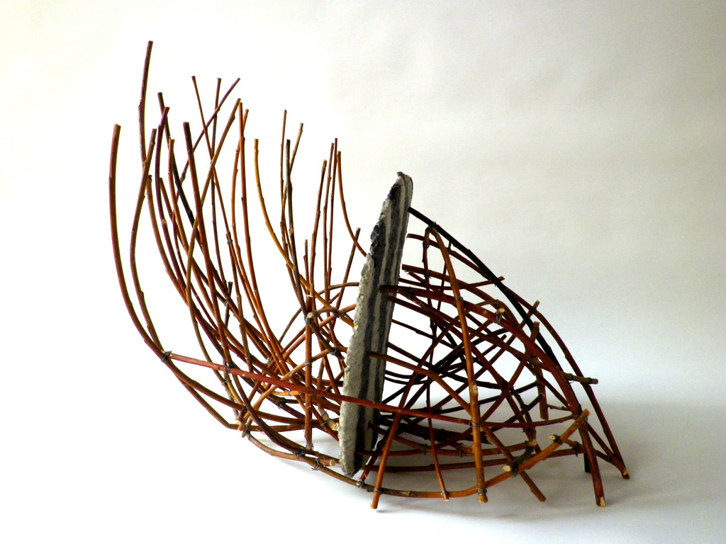 Sculpture d'Anne Mangeot en bois sous forme de branche et en papier coloré.