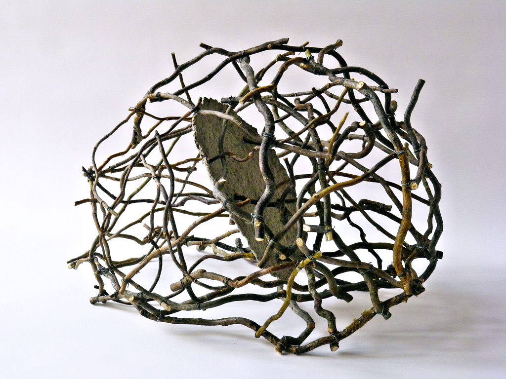 Sculpture d'Anne Mangeot en forme de boule, en bois et en papier.