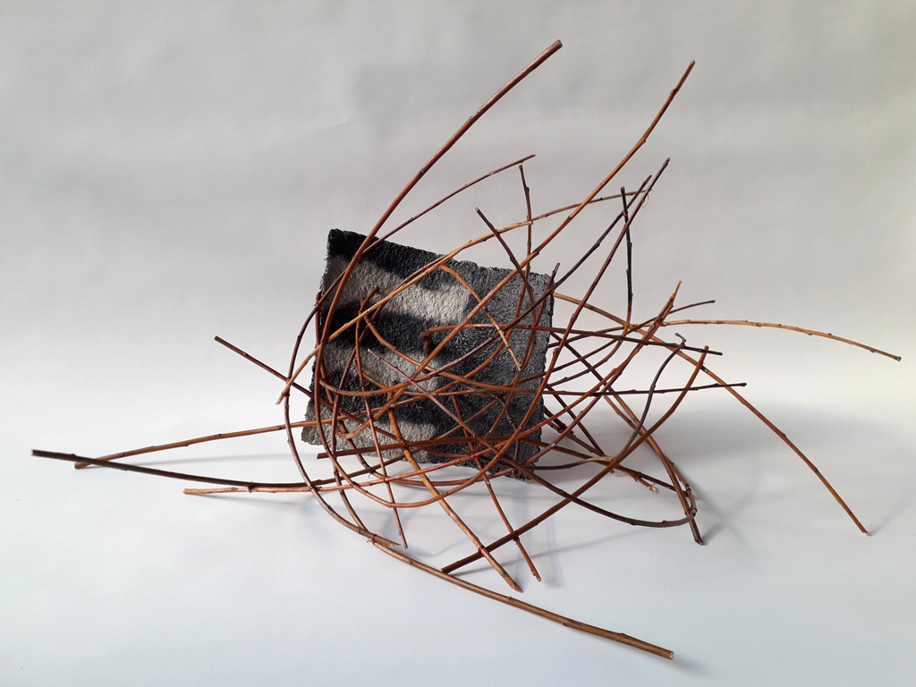 Sculpture d'Anne Mangeot en bois en branche et en papier.