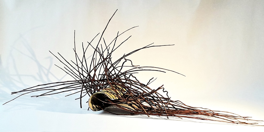 Sculpture d'Anne Mangeot en branches et en papier.