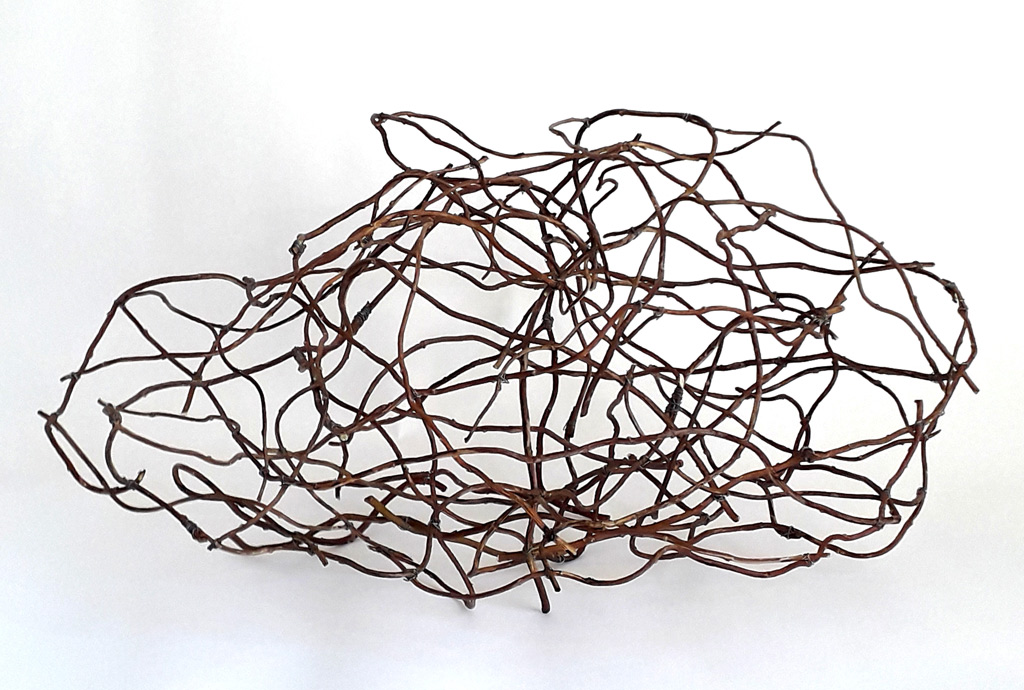 Sculpture d'Anne Mangeot en branche de saule tortueux formant une forme vaporeuse de nuage.