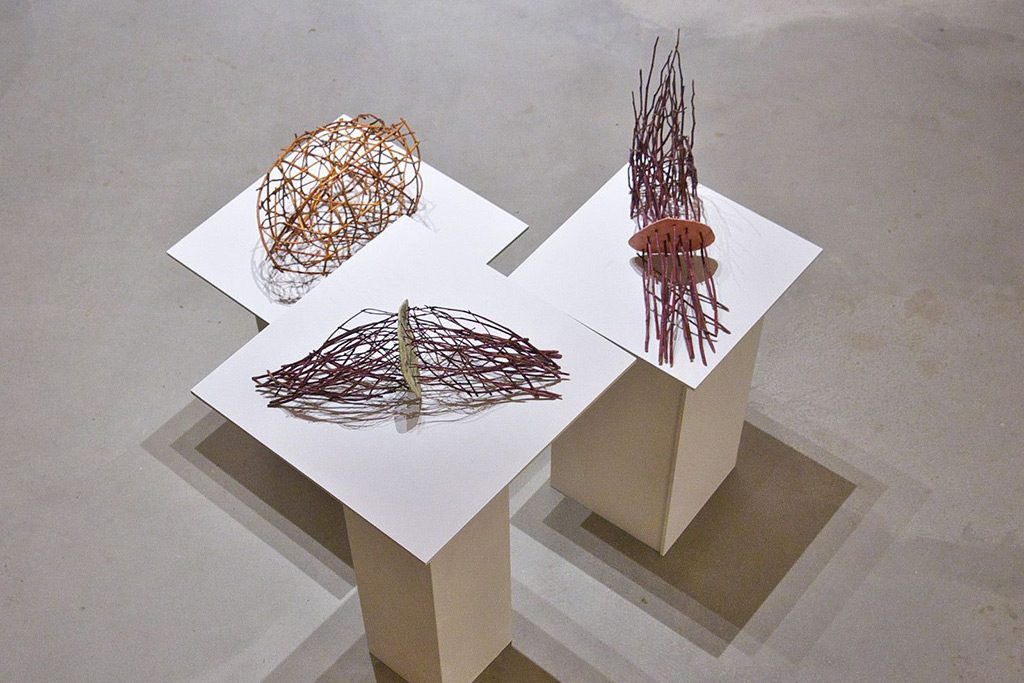 Photo prise du dessus de trois oeuvres de l'artiste Anne Mangeot lors d'une exposition.